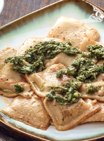 Raviolis caseros al pesto con queso y nueces