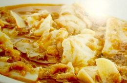 Sopa de ajo con tropezones de pescado sobrante