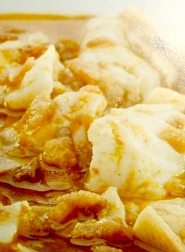 Sopa de ajo con tropezones de pescado sobrante