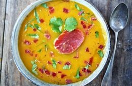 Sopa de calabaza con chips crujientes de jamón