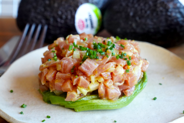 Timbal de aguacate y taquitos de jamón