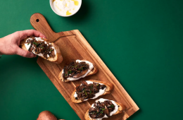 Tostas de champiñón picante y queso crema