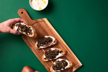 Tostas de champiñón picante y queso crema