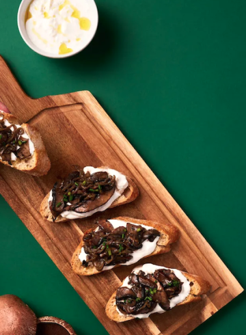 Tostas de champiñón picante y queso crema