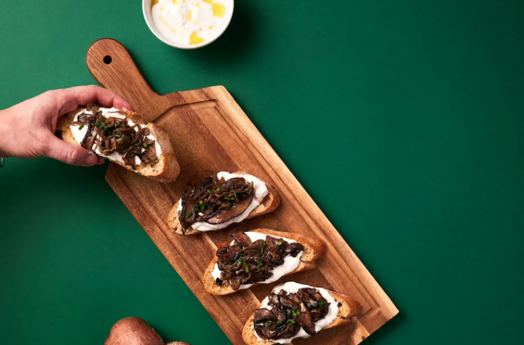 Tostas de champiñón picante y queso crema