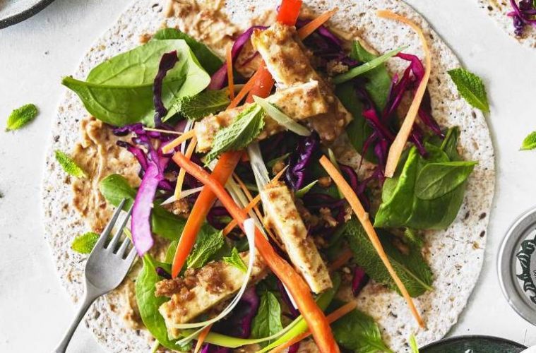 Wraps de tofu y verduras con mantequilla de cacahuete
